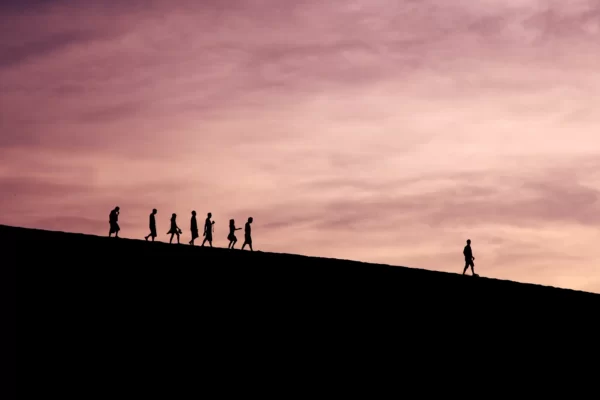 CMO as a Service guiando pessoas enquanto caminham em montanha